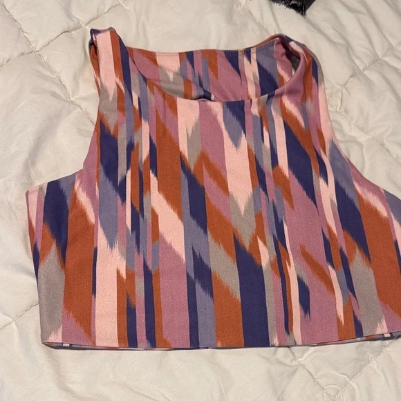 Stylish Pink and Purple Patterned Leggings and Sports Bra - Picture 4 of 7